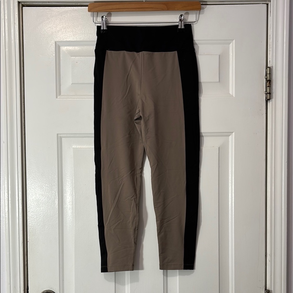 E.Leoty brand leggings Size Small